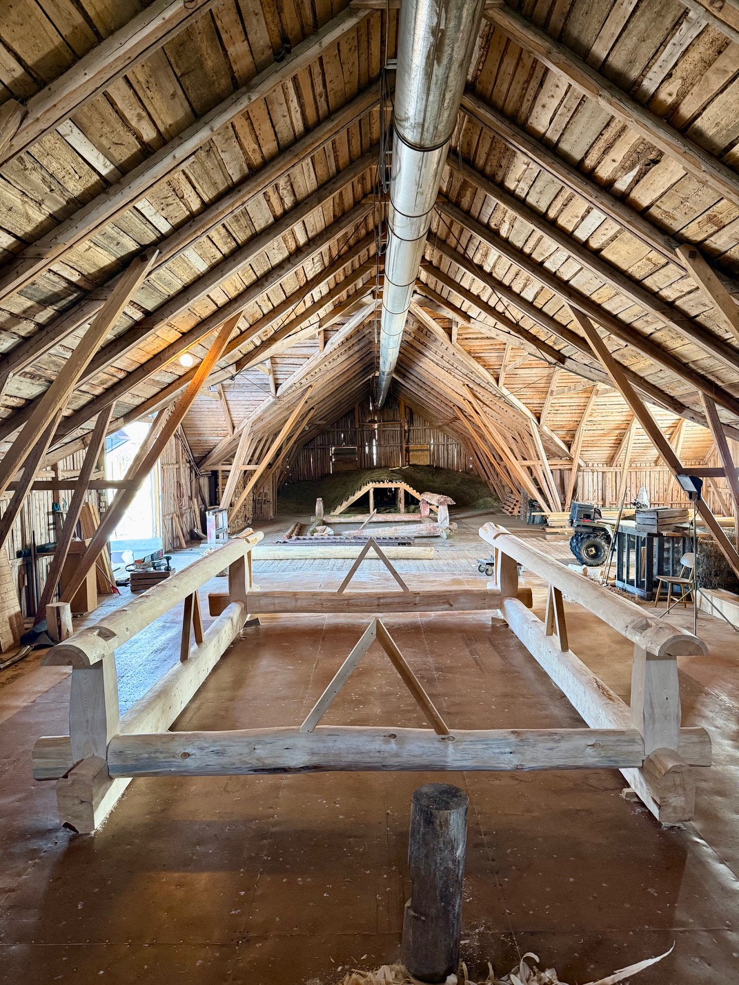 Restaurering av ladgårdstak med nya balkar i gammalt timmer